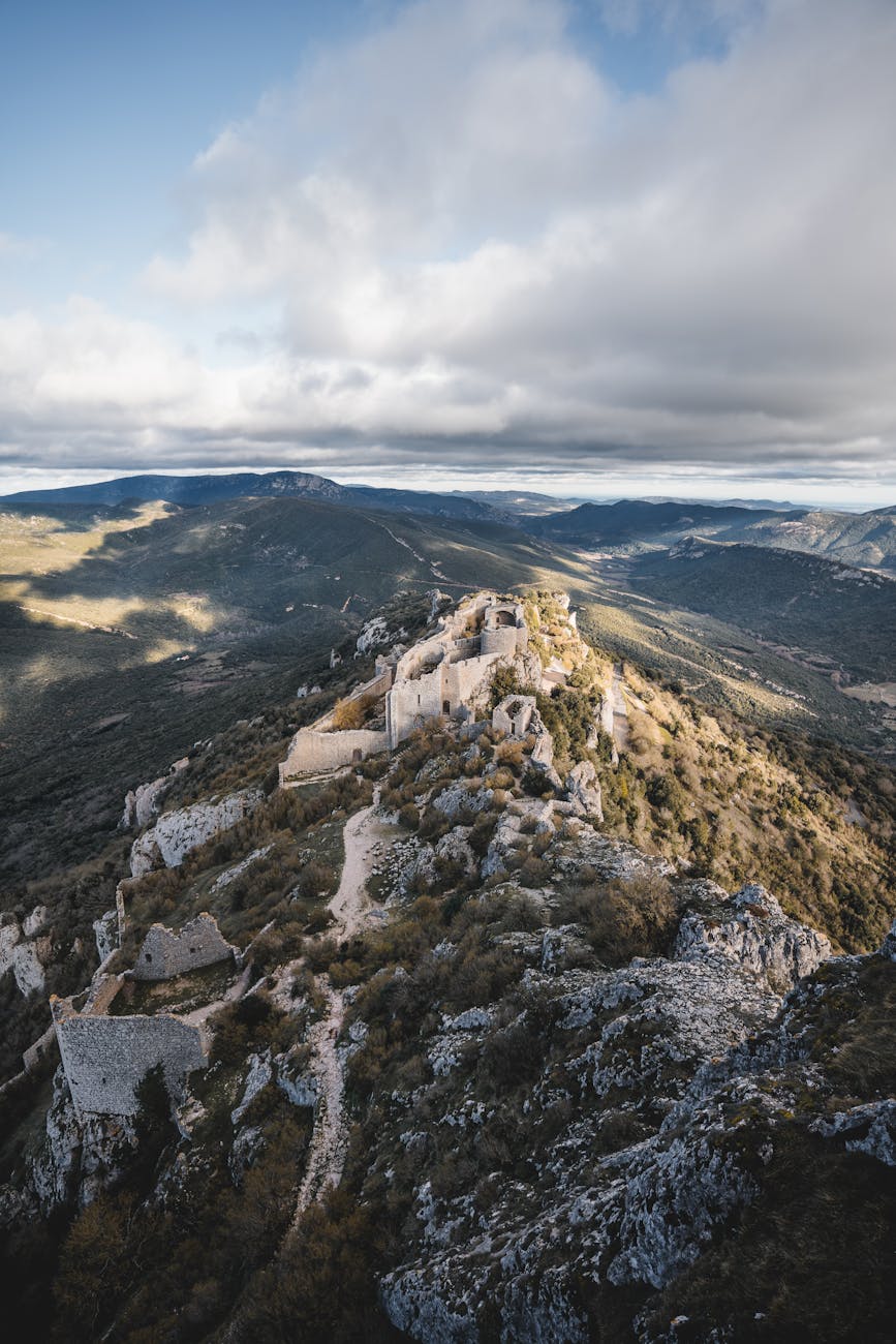 Vue aérienne de la forteresse cathare de Peyrepertuse perchée sur ses falaises