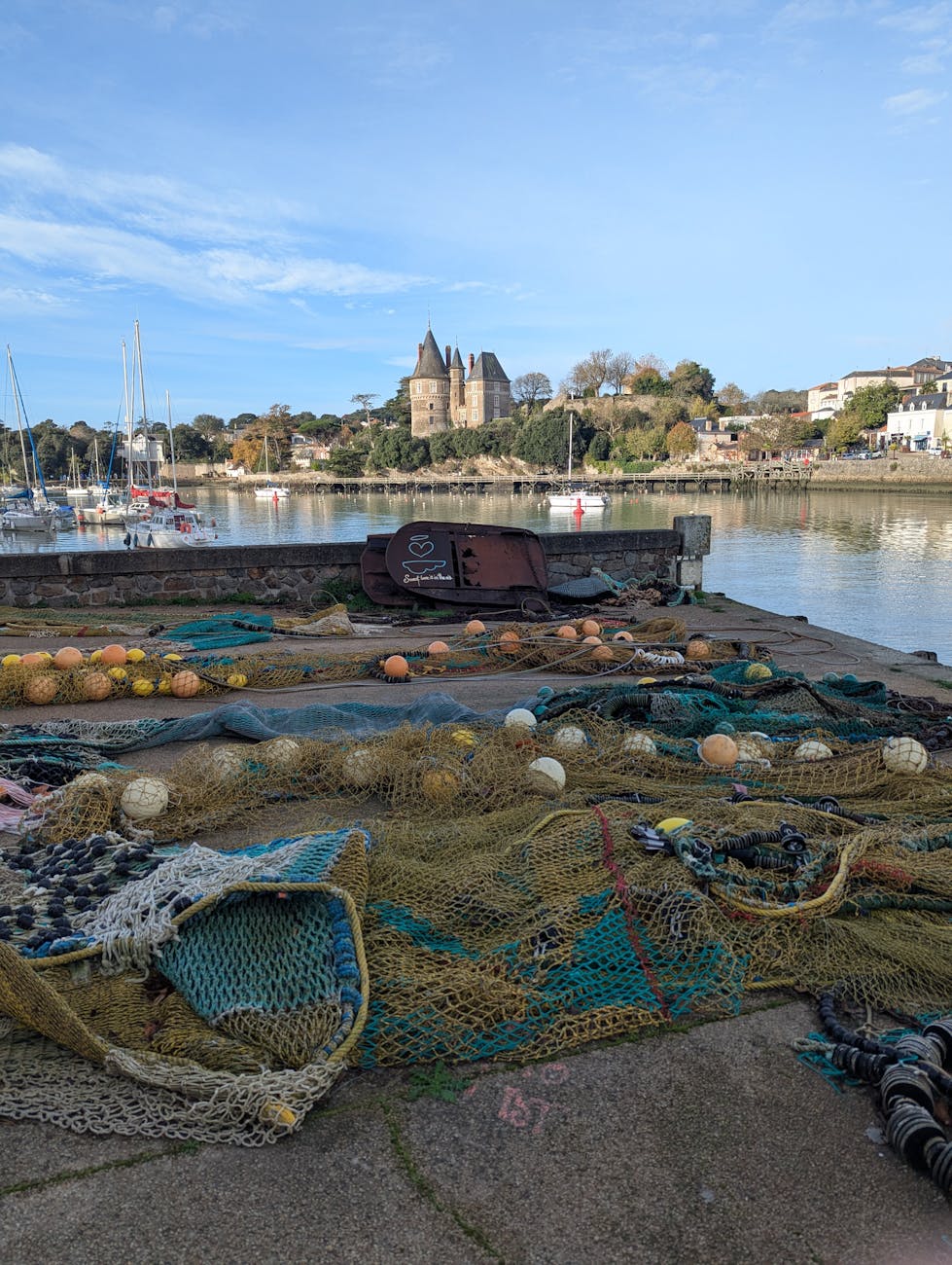 Port pittoresque avec filets de pêche et château historique en Bretagne