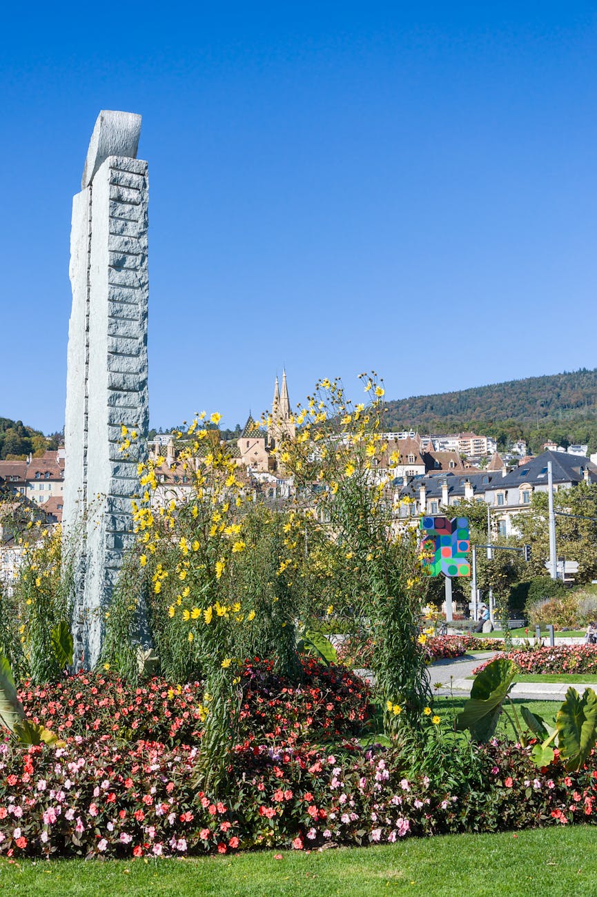 Bâtiment européen pittoresque avec jardins colorés et architecture de pierre