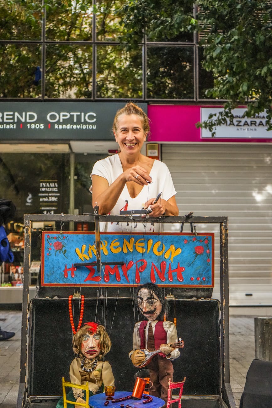 Marionnettiste en performance de rue urbaine