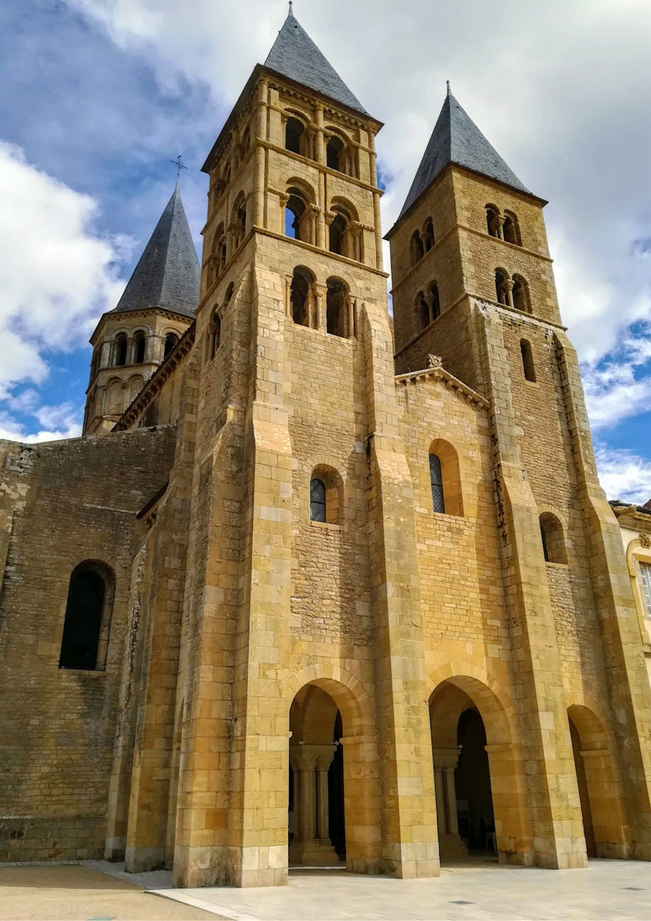 Cathédrale romane avec ses tours jumelles