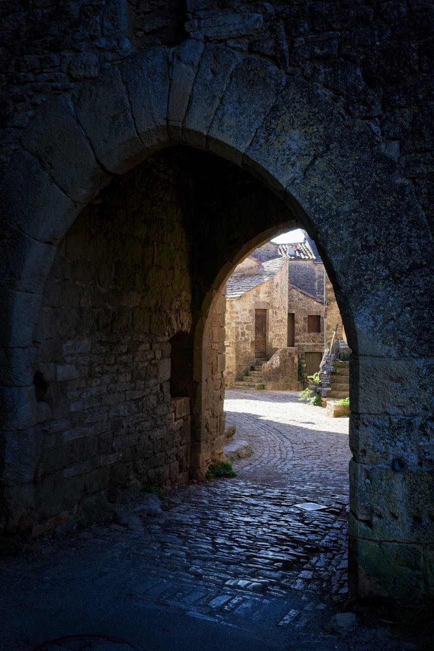 Arche en pierre médiévale d'un village du sud-Aveyron