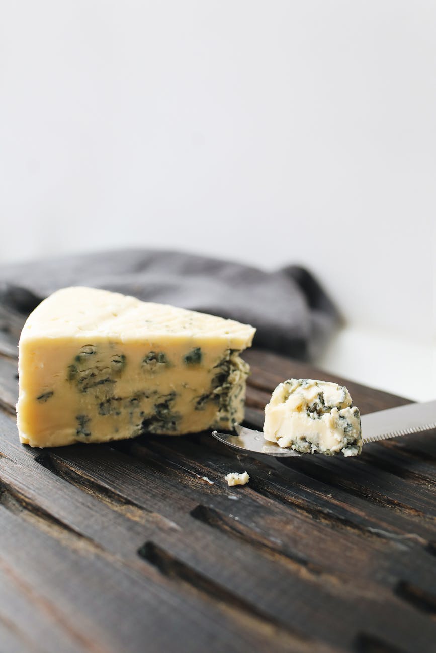 Fromage à pâte persillée et couteau sur planche