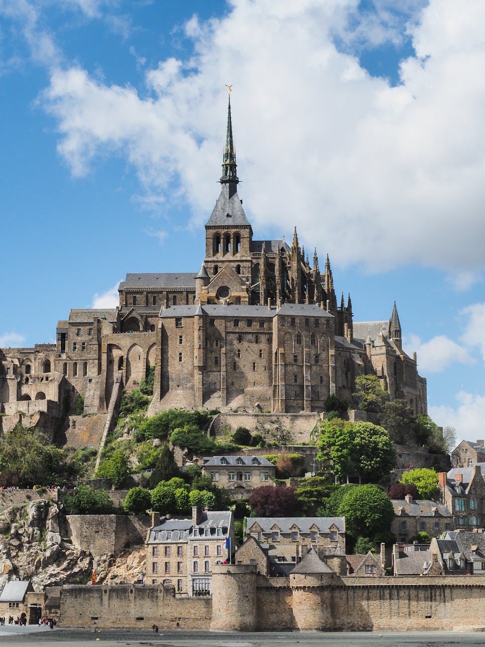Abbaye gothique du Mont-Saint-Michel sous un ciel lumineux