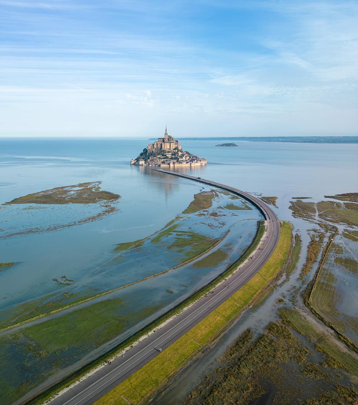 Vue aérienne du Mont-Saint-Michel cerné par la mer