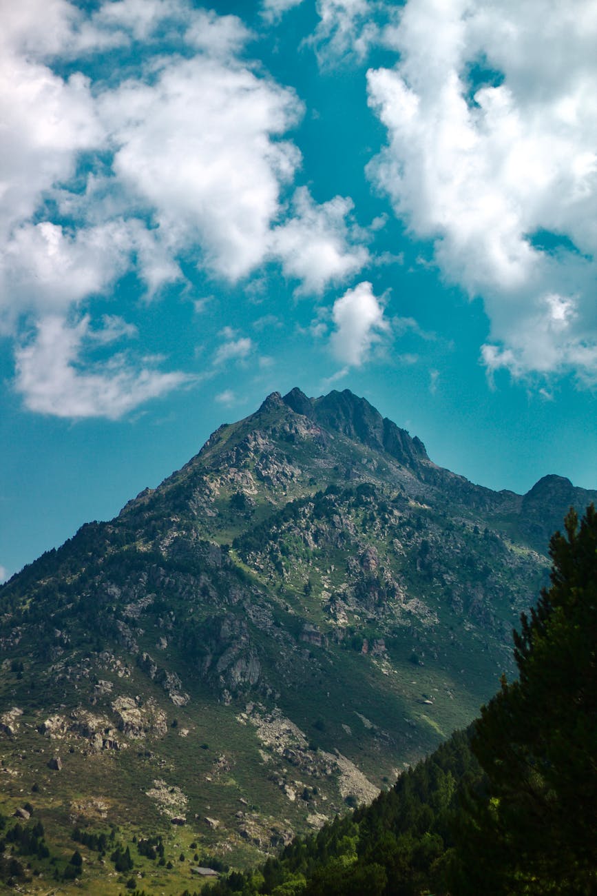 Sommet rocheux majestueux sous un ciel bleu vif dans les Pyrénées andorranes
