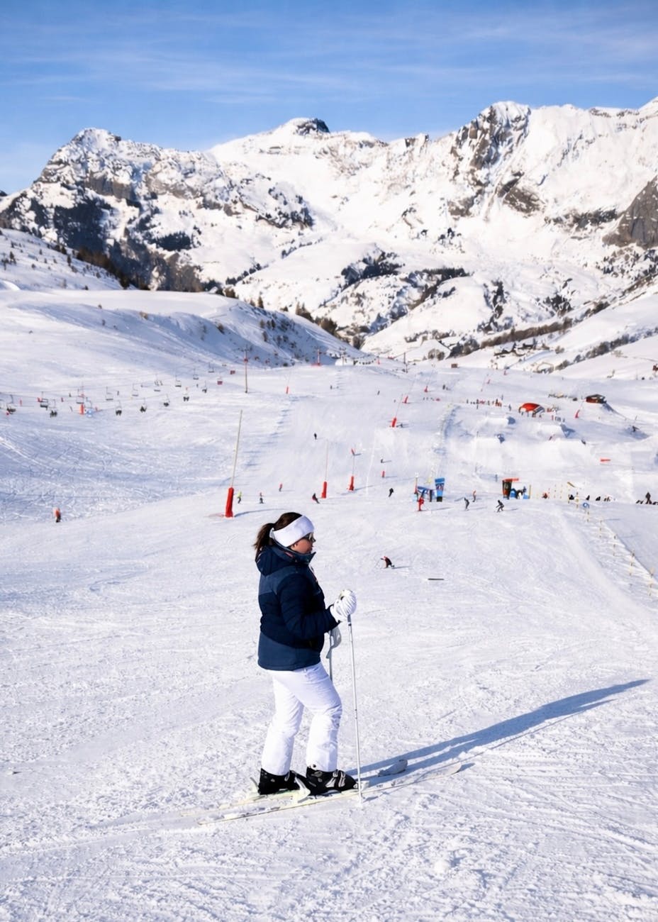 Skieurs sur une piste de ski enneigée par une journée ensoleillée