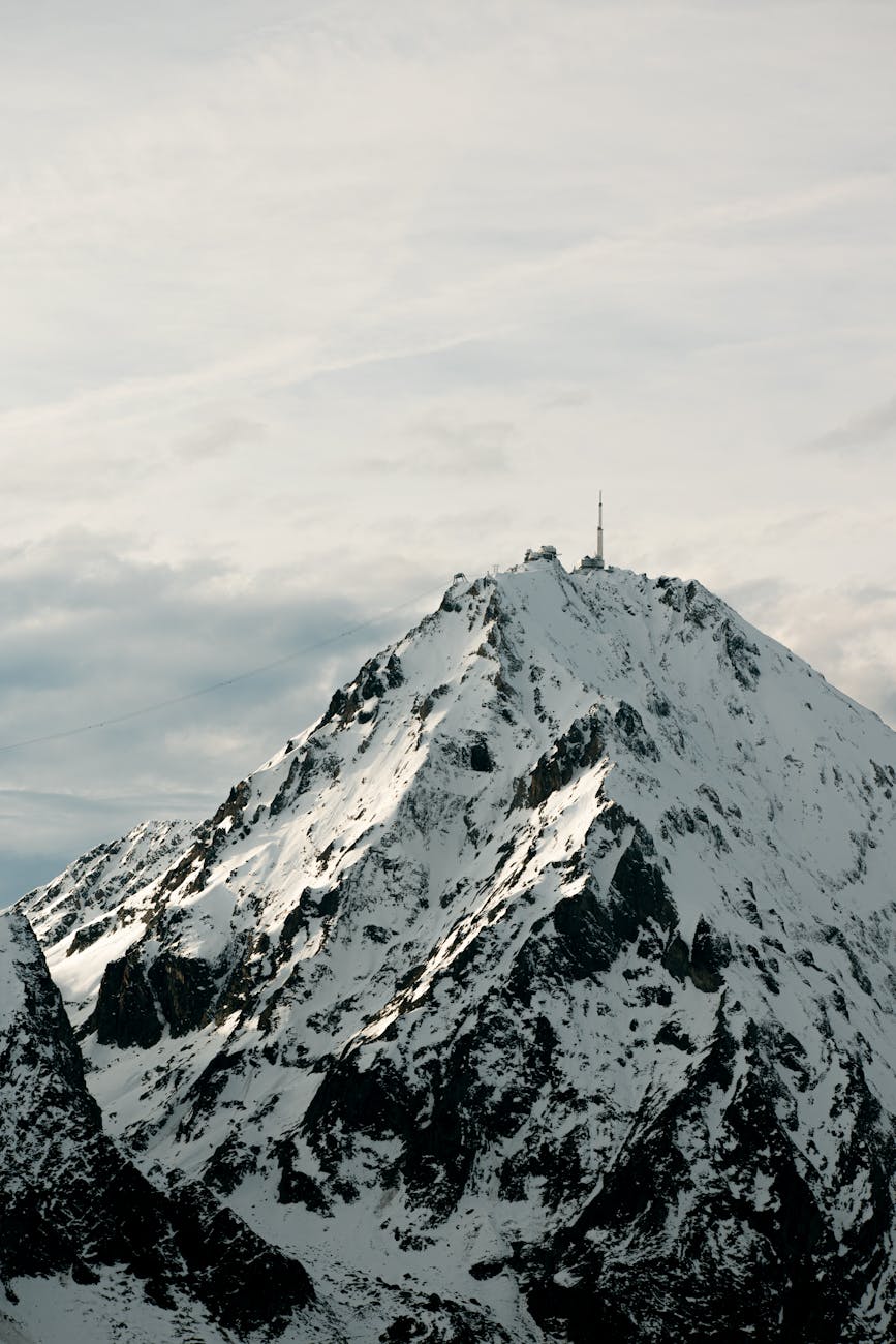 Pic du Midi de Bigorre enneigé avec observatoire au sommet