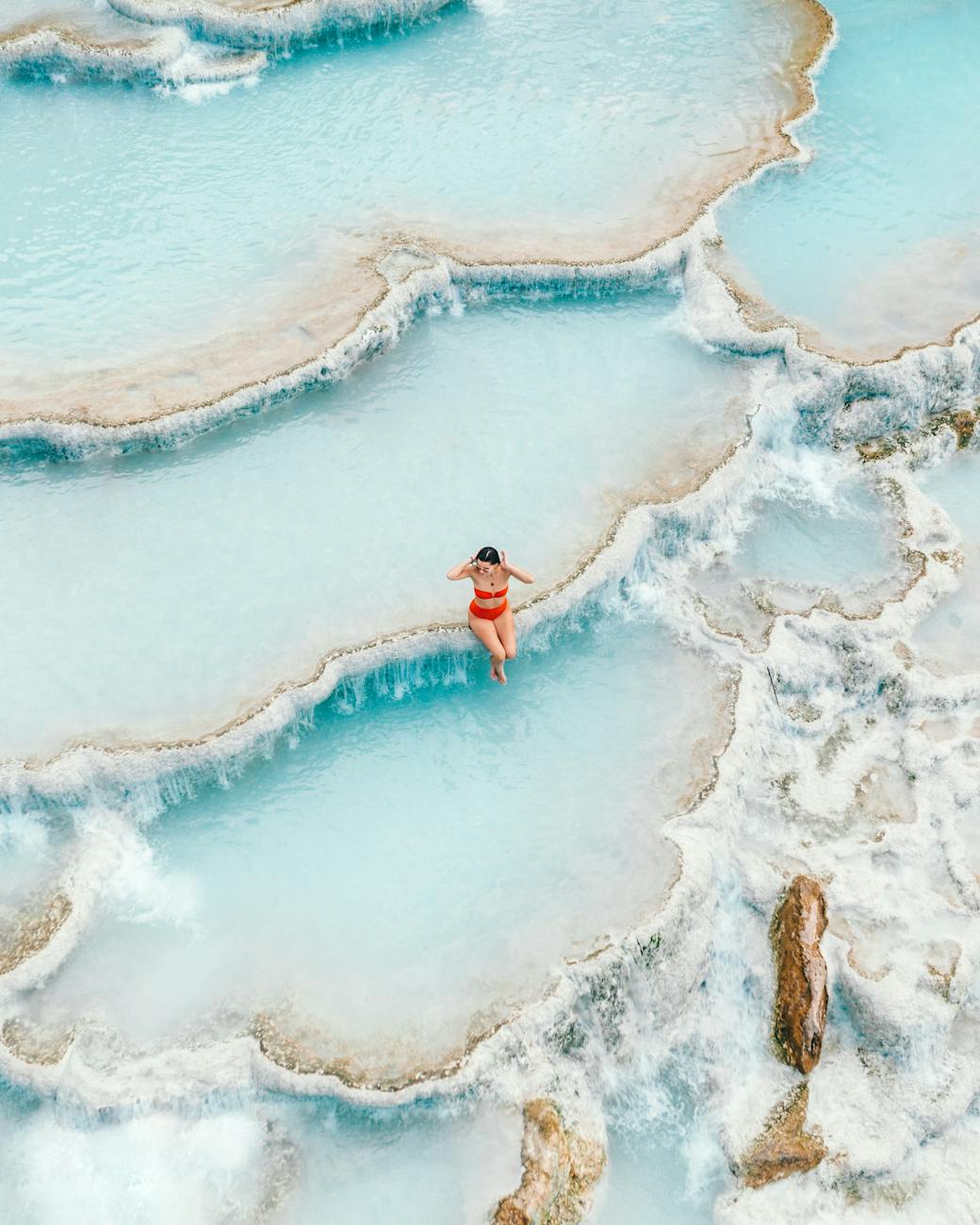 Femme en maillot dans des bains thermaux