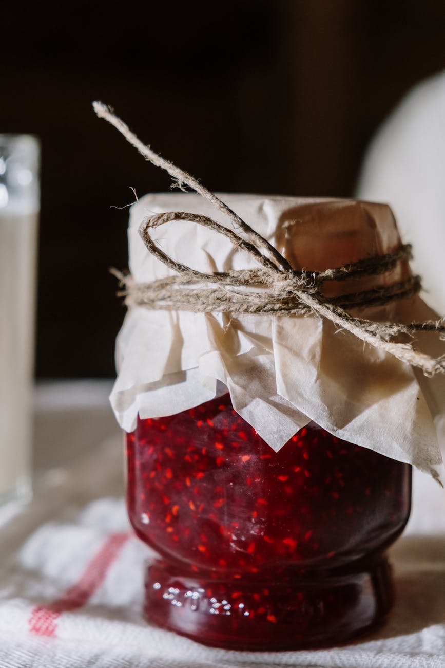 Pot en verre de confiture artisanale rouge