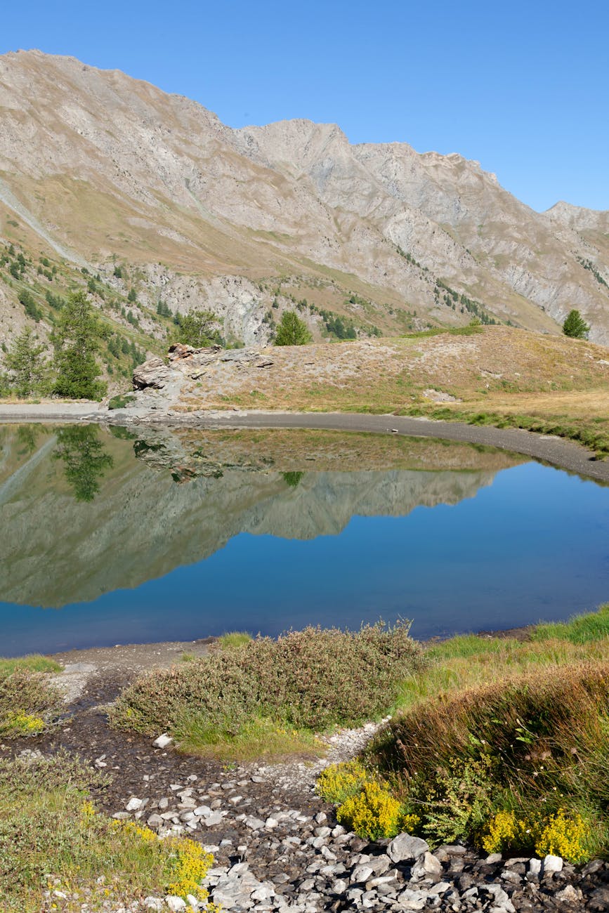 Lac alpin reflétant les sommets en Provence-Alpes-Côte d'Azur