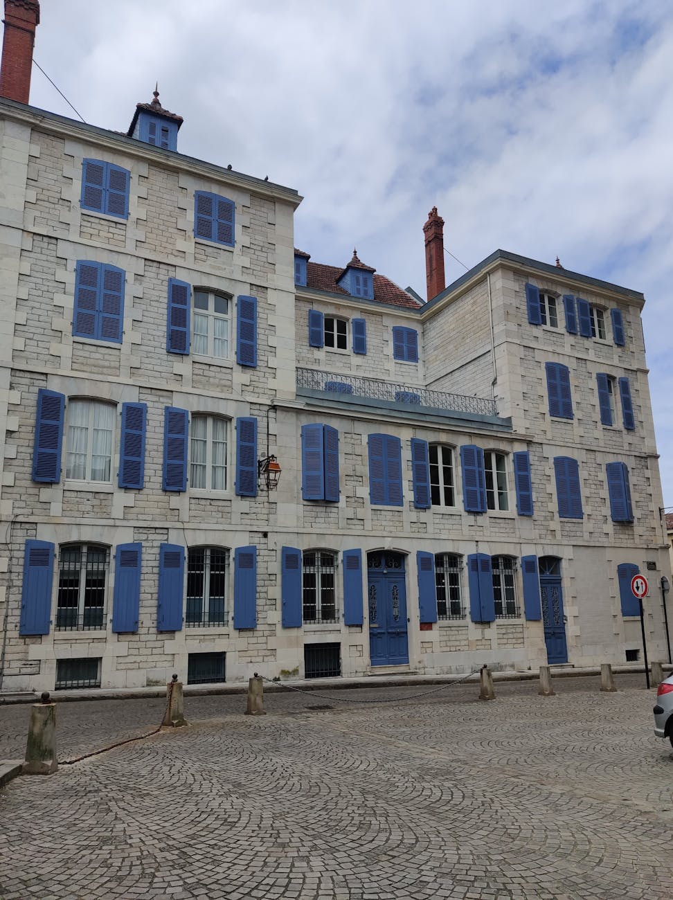 Bâtisse historique aux volets bleus, Bayonne