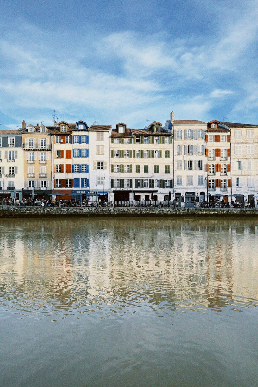 Quais de la Nive avec maisons colorées reflétées dans l'eau, Bayonne