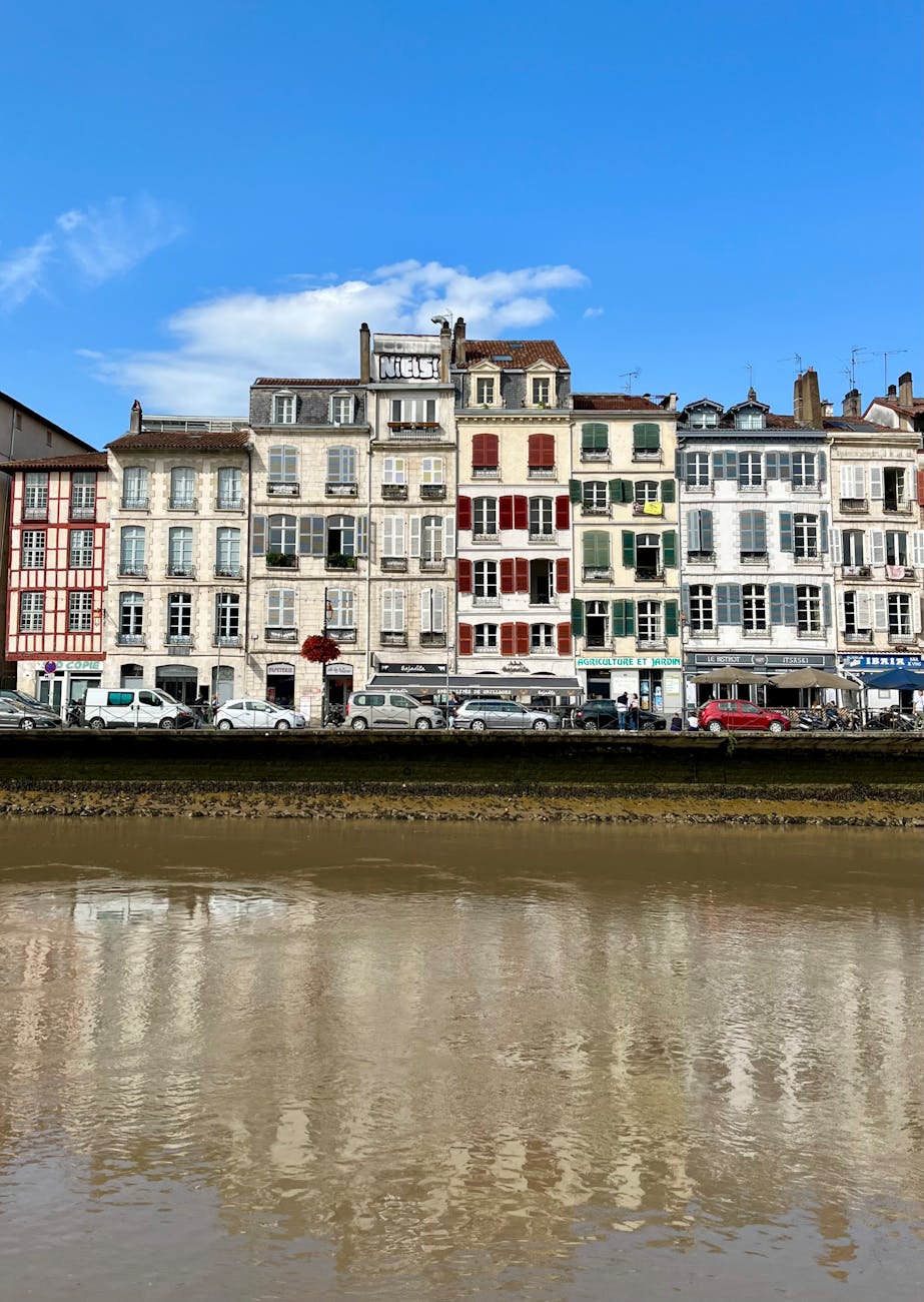 Bâtiments traditionnels reflétés dans la Nive, Bayonne
