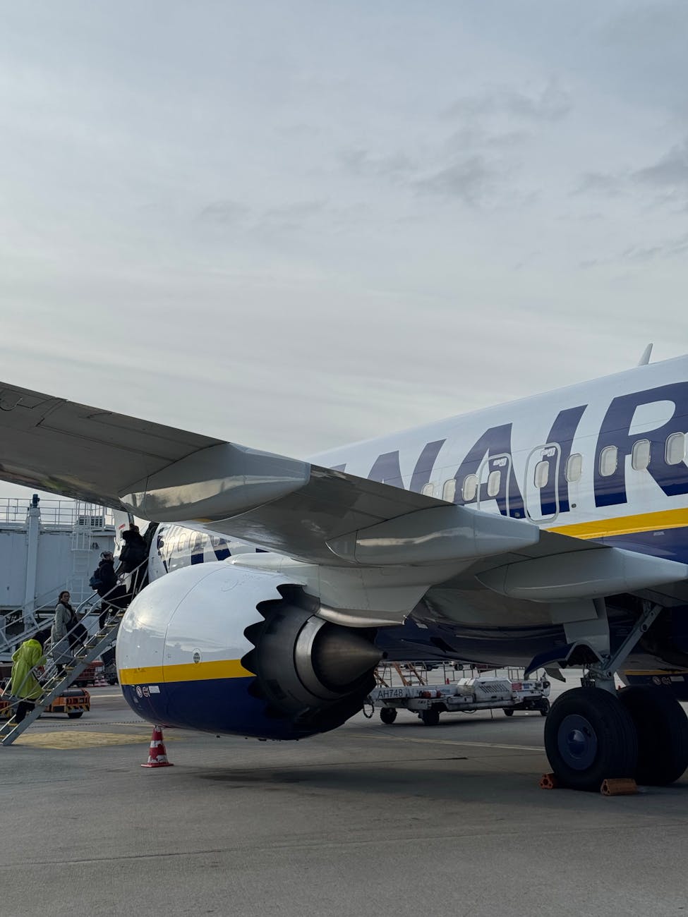 Avion low-cost en embarquement sur un tarmac