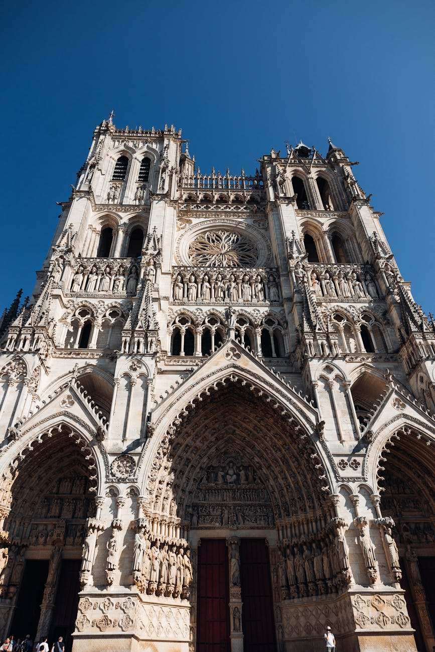 Façade gothique d'une cathédrale du nord de la France