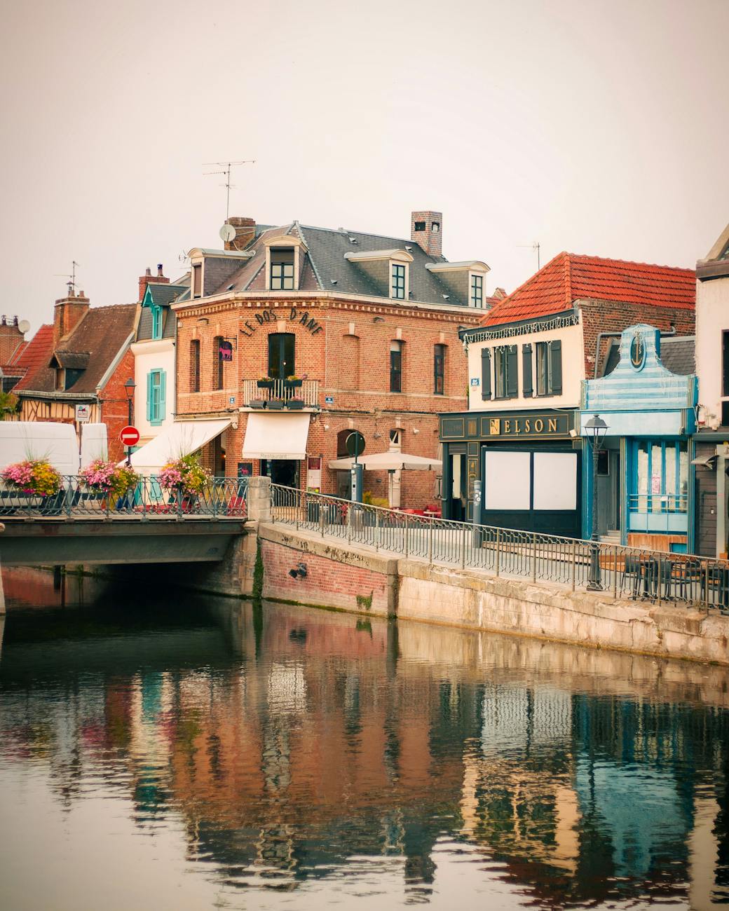 Vue d'un centre-ville historique du nord de la France au bord d'un canal