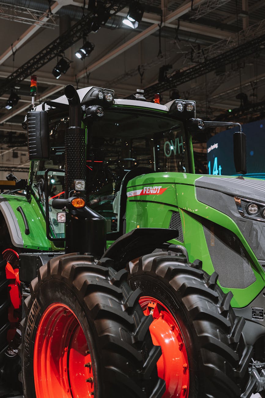 Tracteur agricole moderne en exposition