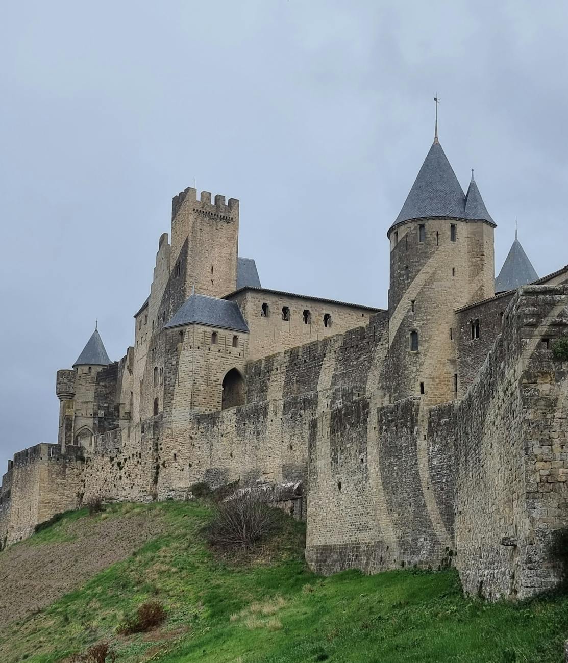 Forteresse médiévale en pierre dominant un paysage