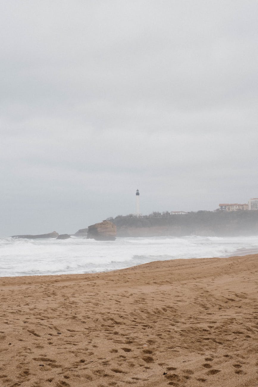 Phare de Biarritz et plage par temps couvert