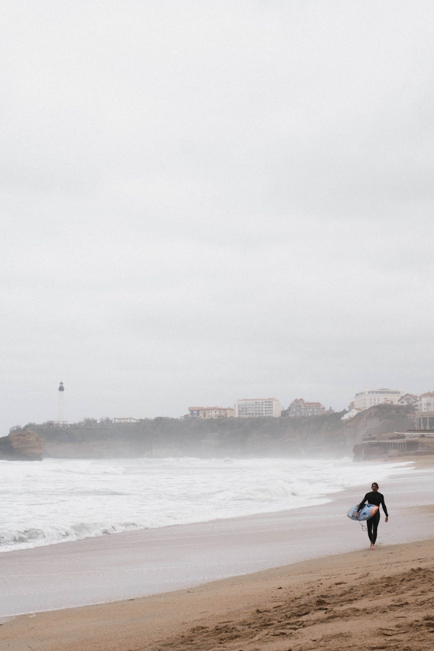 Surfeur sur la plage de Biarritz, France