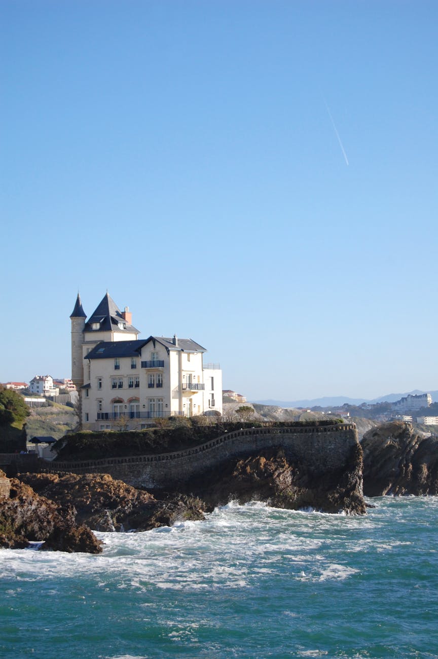 Villa Belza perchée sur une falaise à Biarritz