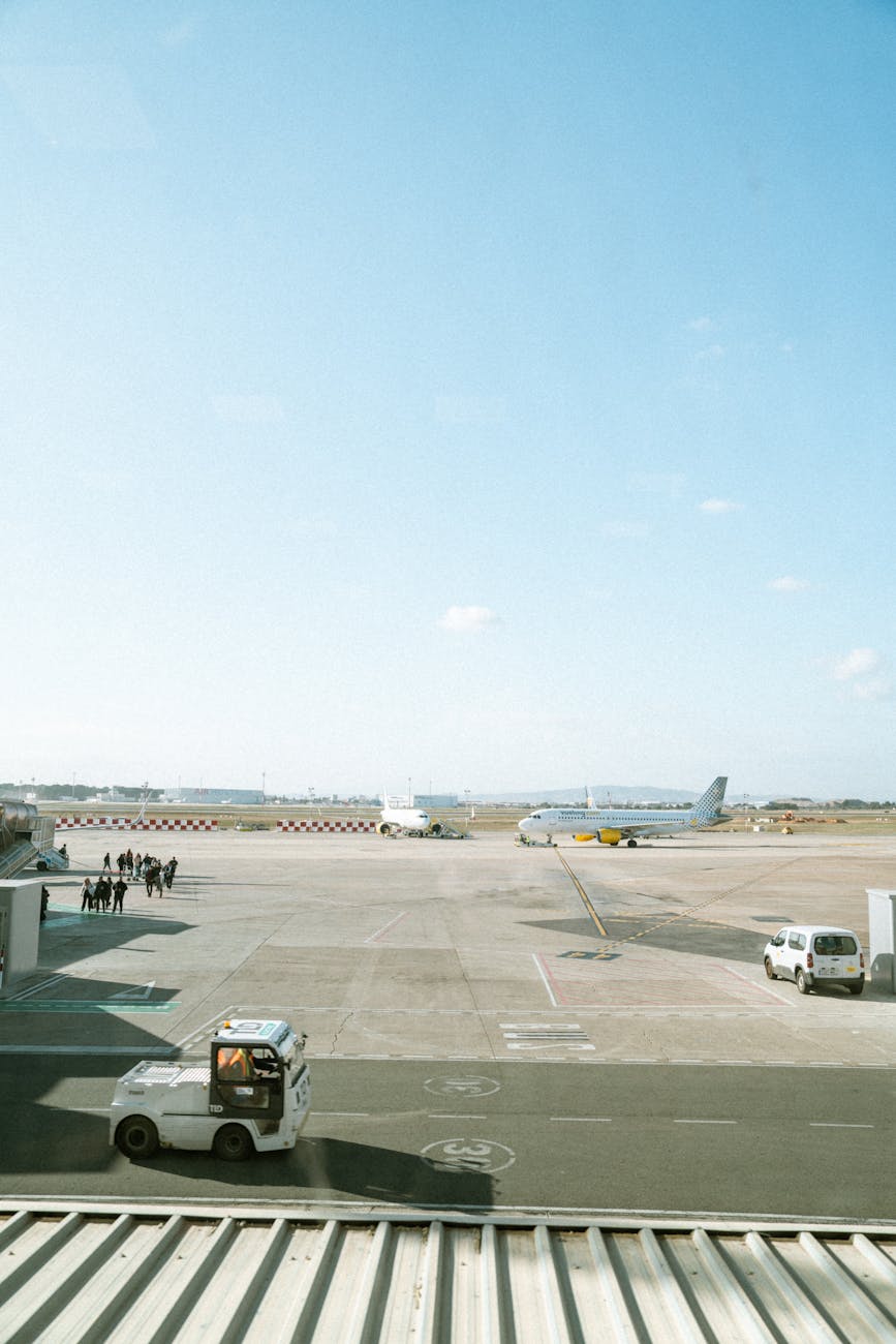 Tarmac d'aéroport avec avion et véhicules