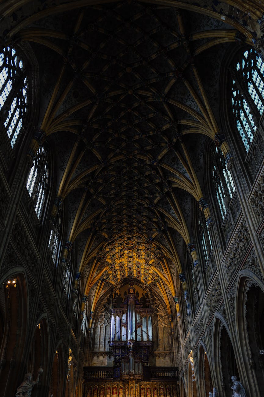 Intérieur d'une cathédrale gothique avec voûtes