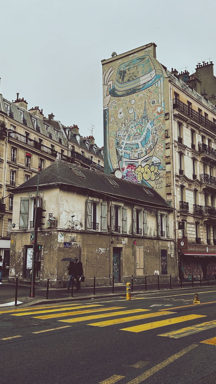 Bâtiment parisien avec fresque murale colorée