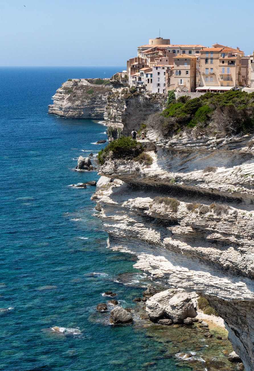 Vue aérienne de la citadelle de Bonifacio sur les falaises corses