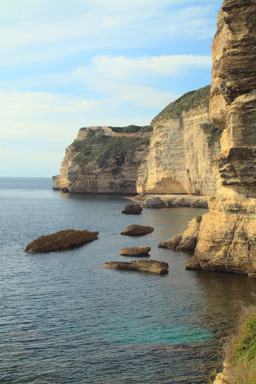 Côte rocheuse abrupte avec mer turquoise en Corse