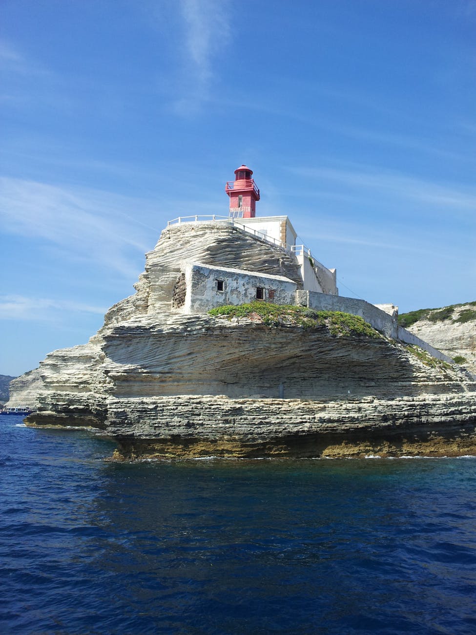 Phare sur côte rocheuse en Méditerranée