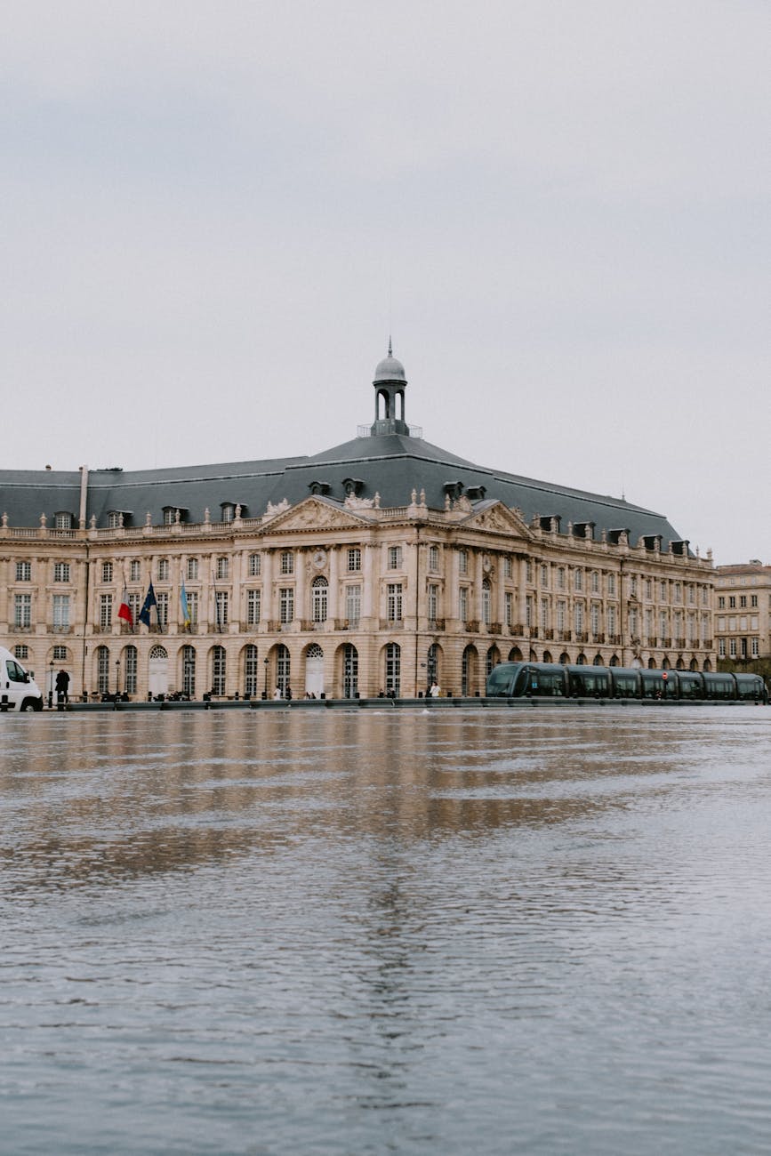Place de la Bourse à Bordeaux et son reflet sur le Miroir d'eau