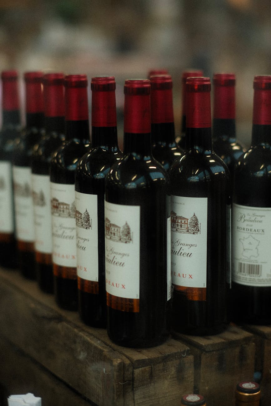 Bouteilles de vin de Bordeaux sur des caisses en bois dans un chai
