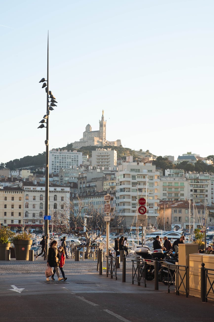 Vieux-Port de Marseille avec Notre-Dame de la Garde en arrière-plan