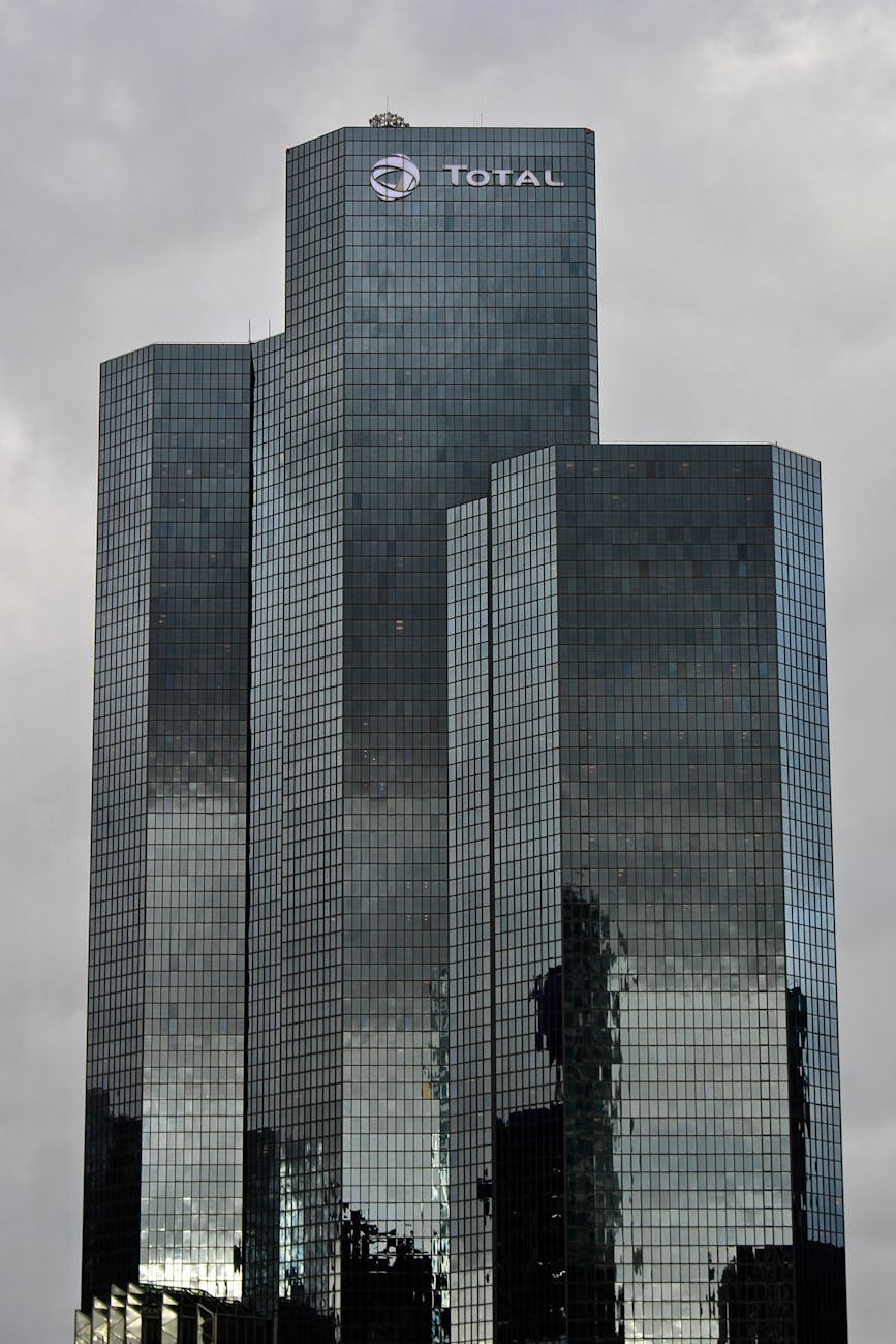 Tour de bureaux moderne avec façade en verre