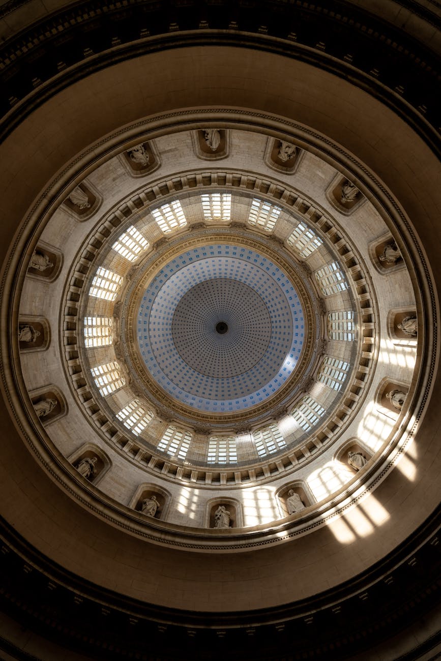 Vue d'un dôme intérieur avec détails architecturaux