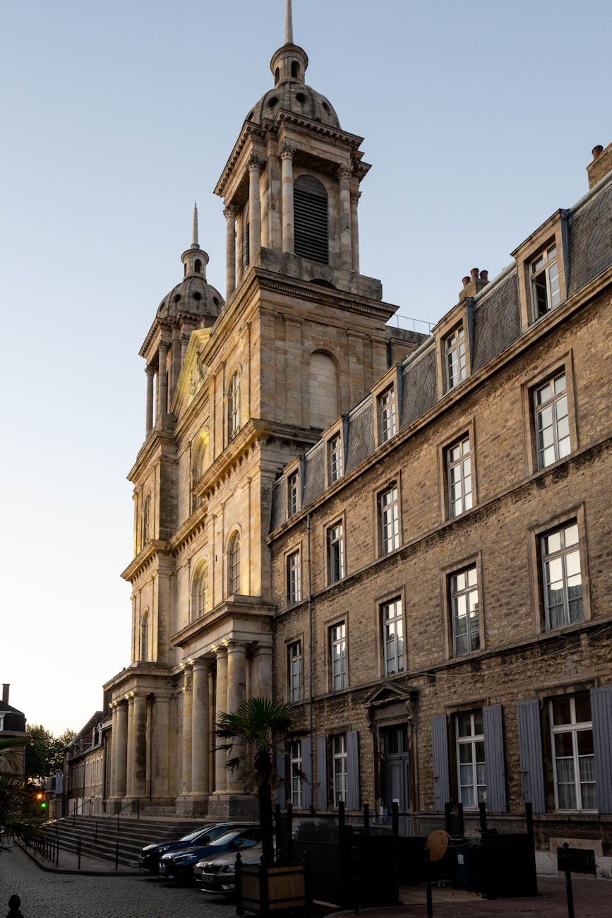 Bâtiment historique de Boulogne-sur-Mer en lumière chaude