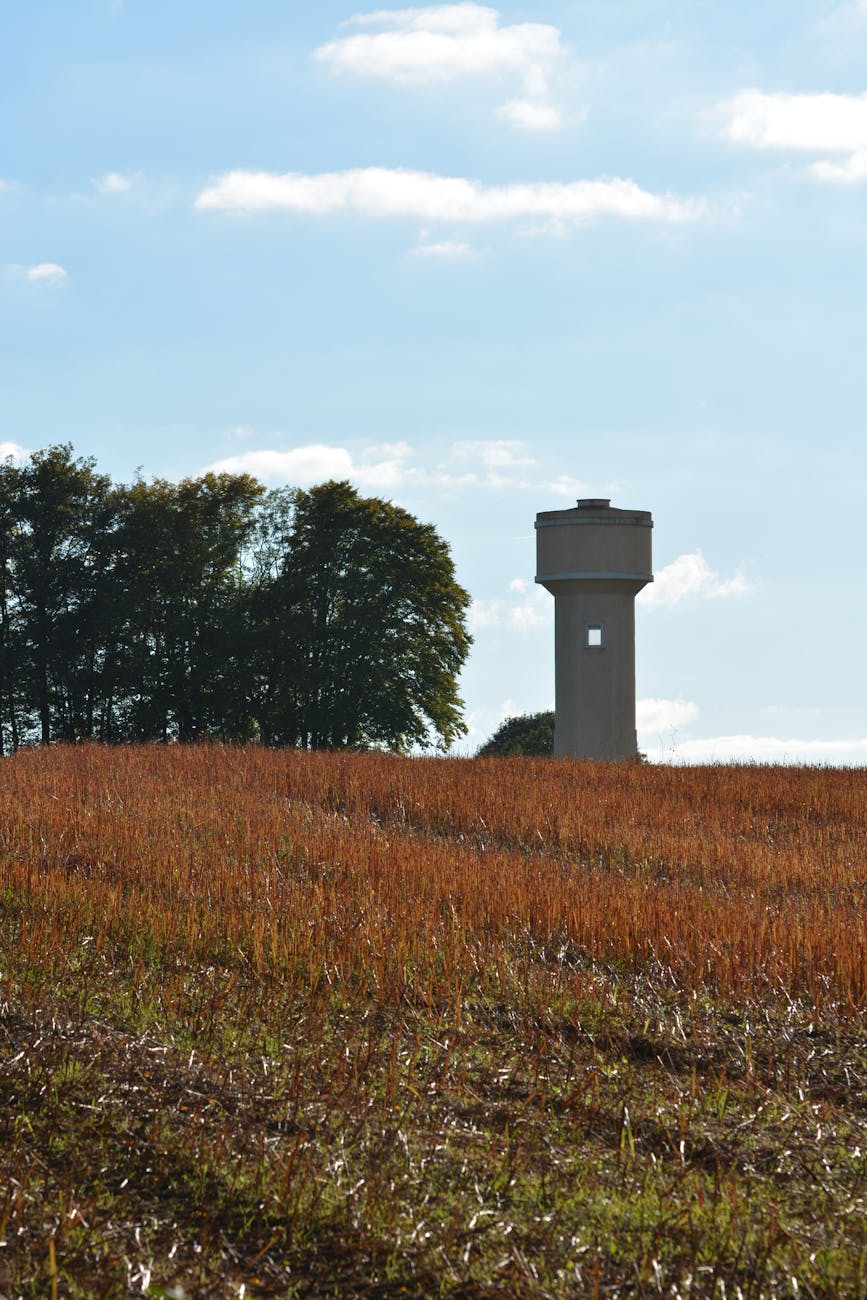 Château d'eau dans la campagne creusoise sous ciel bleu