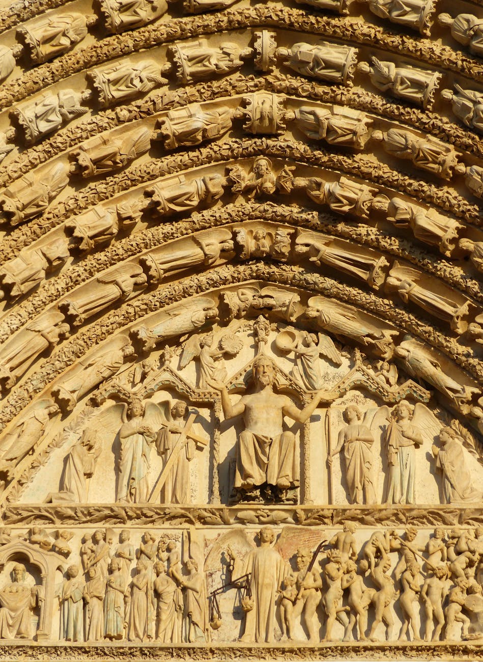 Façade ornementée d'un bâtiment ancien avec sculptures et fenêtres travaillées
