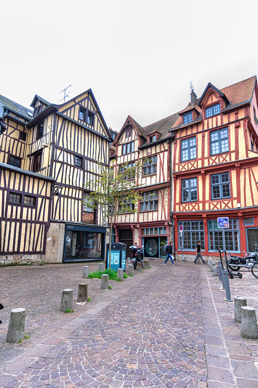 Maisons à pans de bois traditionnelles dans une rue pavée d'une ville française