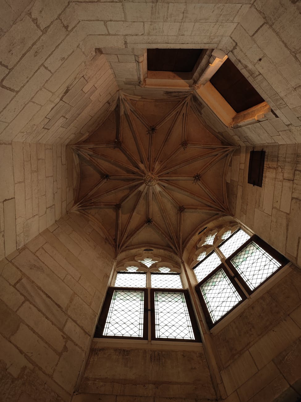Voûtes gothiques sculptées du plafond de la cathédrale de Bourges