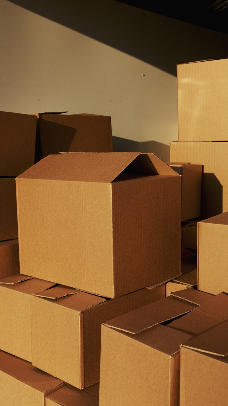 Cartons empilés prêts à expédition