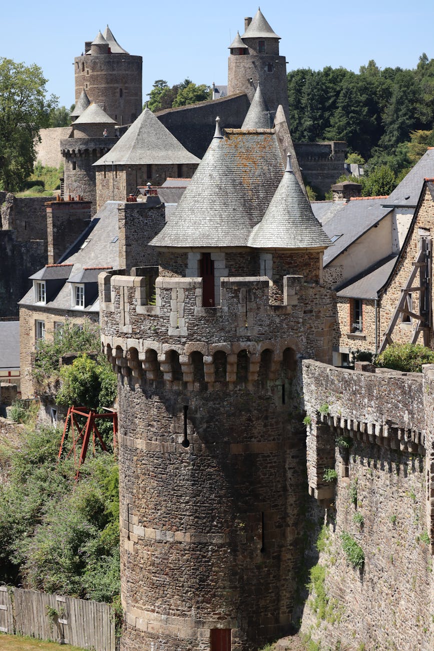 Château fort médiéval avec hautes tours en pierre