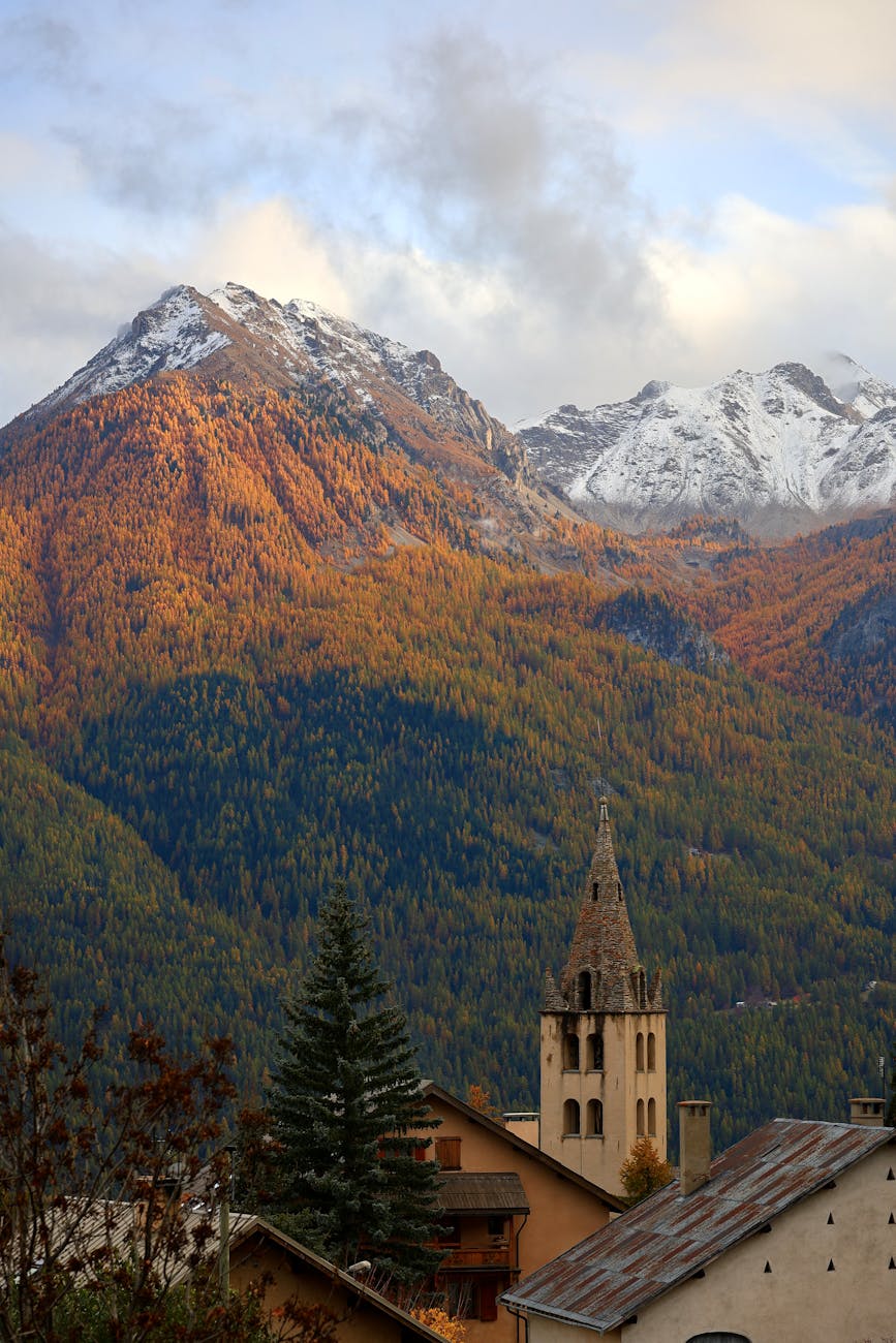 Village alpin avec clocher en automne