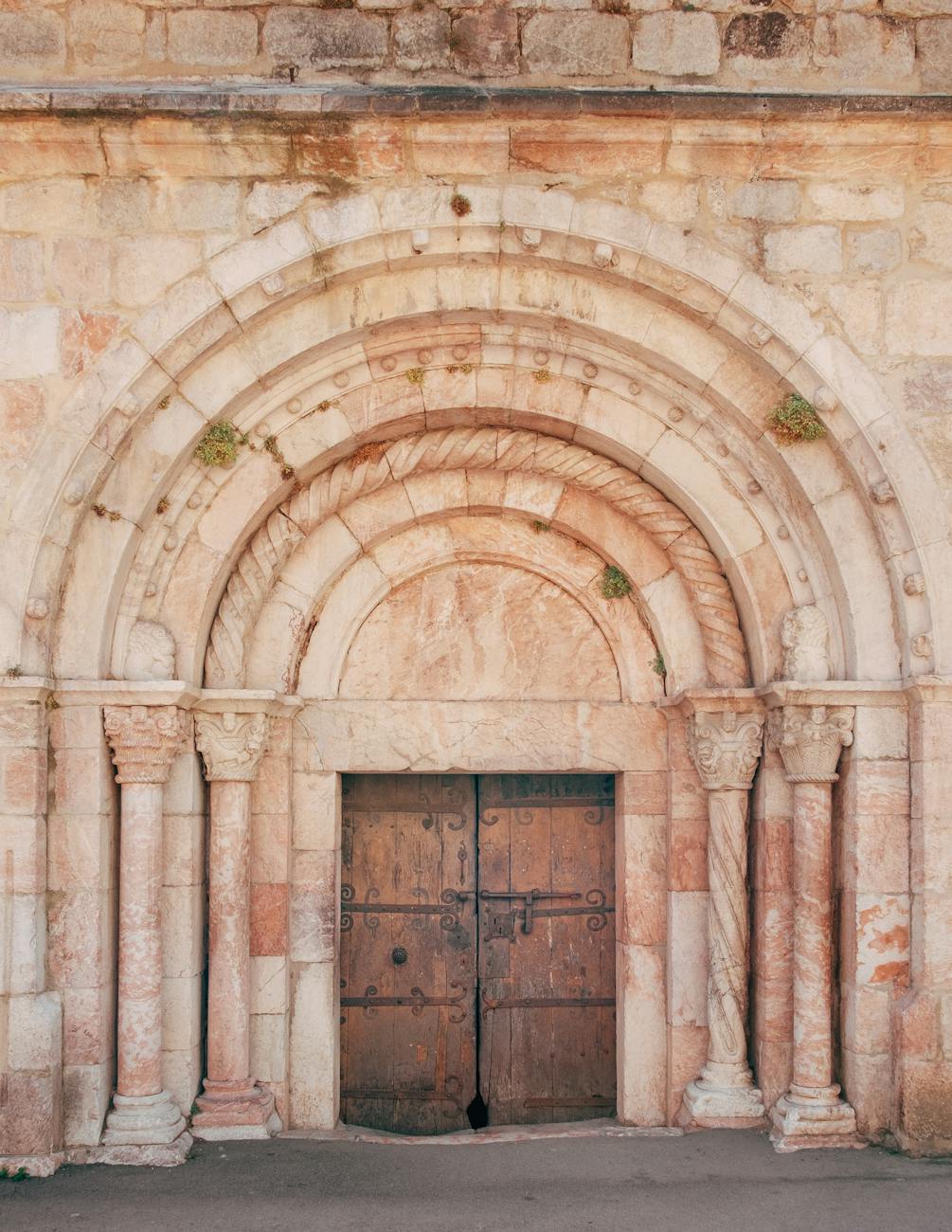 Portail roman d'une église en pierre sculptée
