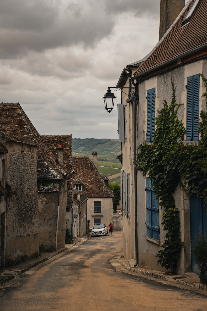 Rue de centre-bourg français avec architecture ancienne en été