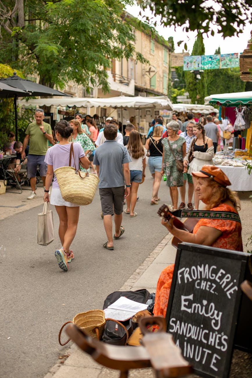 Marché en plein air avec étals colorés et chalands en France