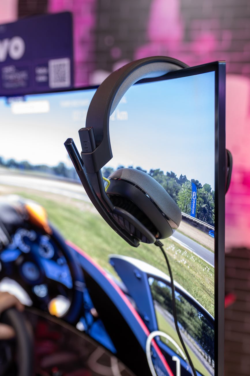 Casque gaming sur écran courbe avec jeu vidéo