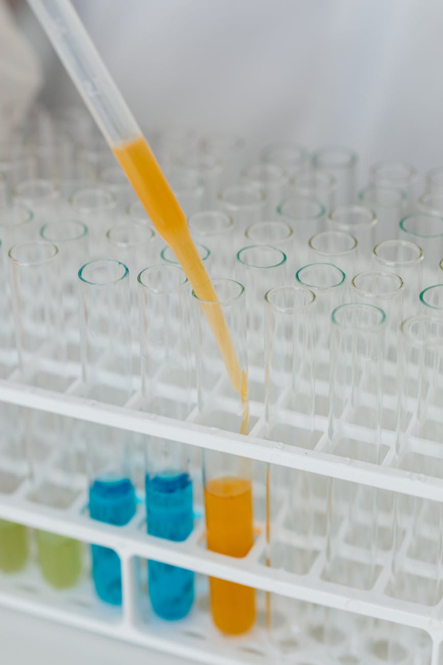 Pipette et tubes en laboratoire scientifique